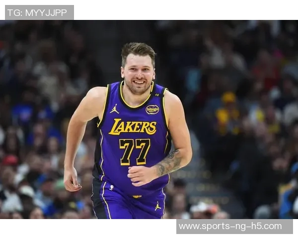 詹姆斯重返赛场展现实力与东契奇小里组合默契无间的精彩表现