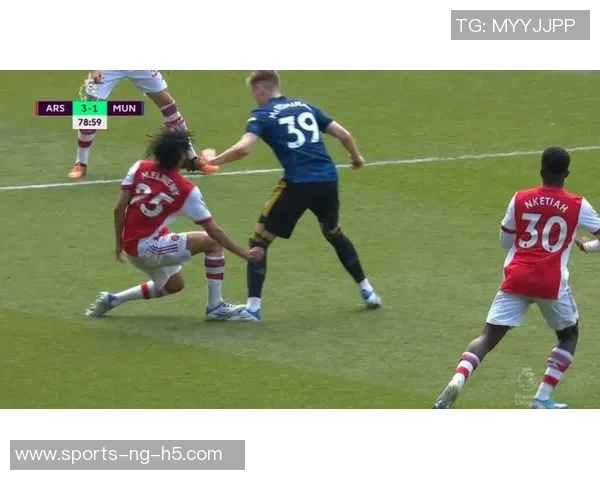 麦克托米奈上半场末段不理智动作遭黄牌处罚引发争议 麦克托米奈上半场末段不理智动作遭黄牌处罚引发争议